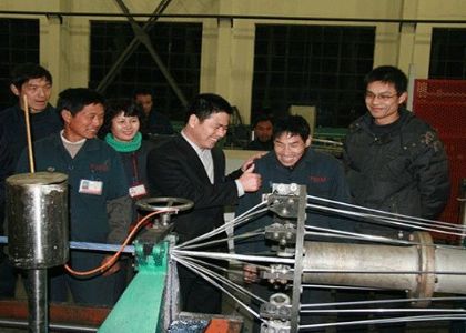 ACCC導線成功投產，蔣錫培與身障員工一起歡...